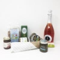 CHIC NIC for 4 people Typical products in wicker basket for picnic