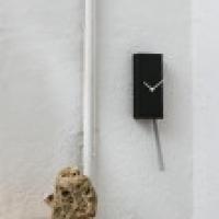 MINUTO schwarz kleinste Uhr die für minimale Räume geeignet ist
