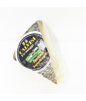 Pecorino gereift in der Höhle Kompakter Hartkäse Calvisi Molkerei
