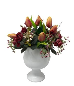 Composizione di fiori artificiali (tulipani e rose) su coppa in ceramica bianca - La Ginestra Pollenza