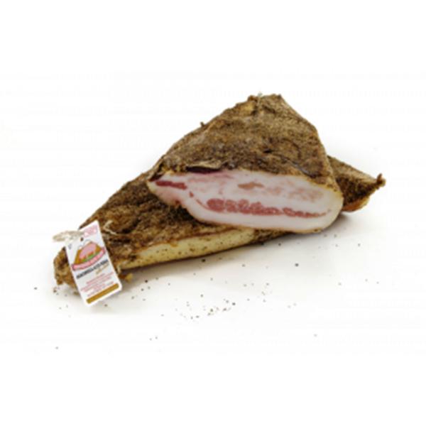 Guanciale stagionato di suino italiano Alto Nera norcineria nei Sibillini