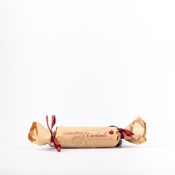 Schokoladen-Salami-Suite von getrockneten Feigen und Kirschen in Stücke